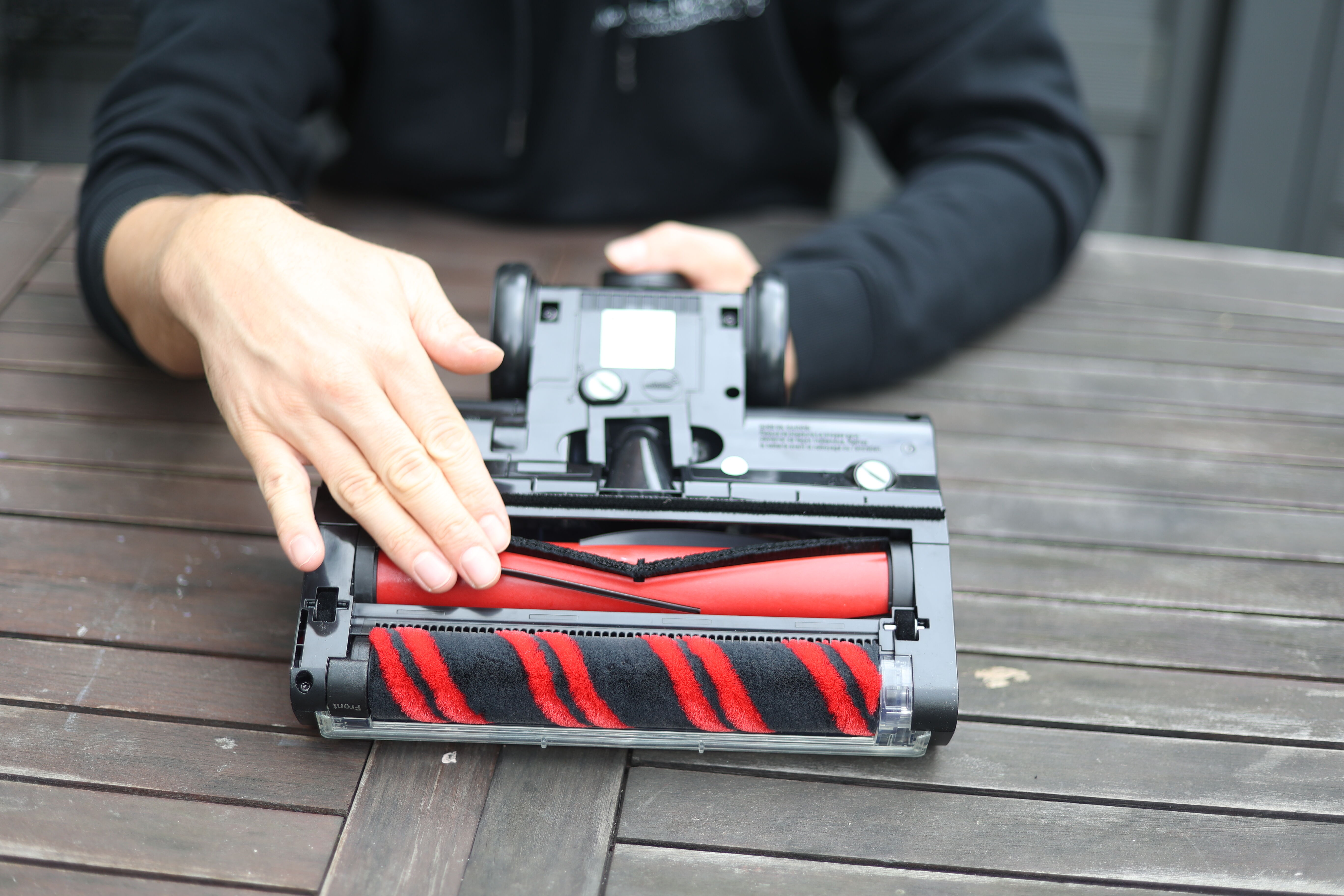 The two brush rollers of the Shark Stratos.